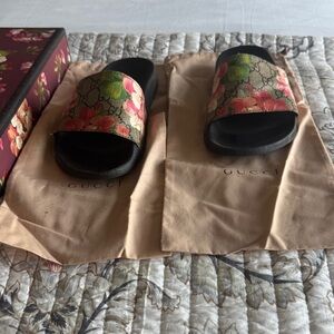 Gucci Bloom Slides